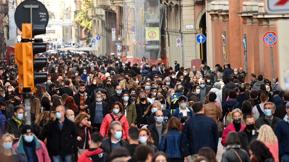 Via Indipendenza affollata durante i T-Day a Bologna (foto Schicchi)