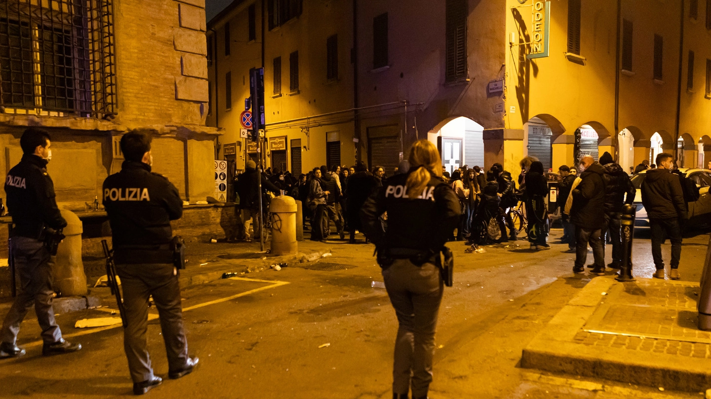 Assembramenti a Bologna: uno dei recenti interventi della polizia in Belle Arti (Schicchi)