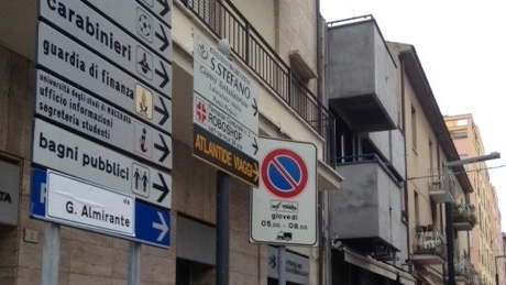 Civitanova Marche (Macerata), finta segnaletica stradale indica via Almirante (Foto Cellini)