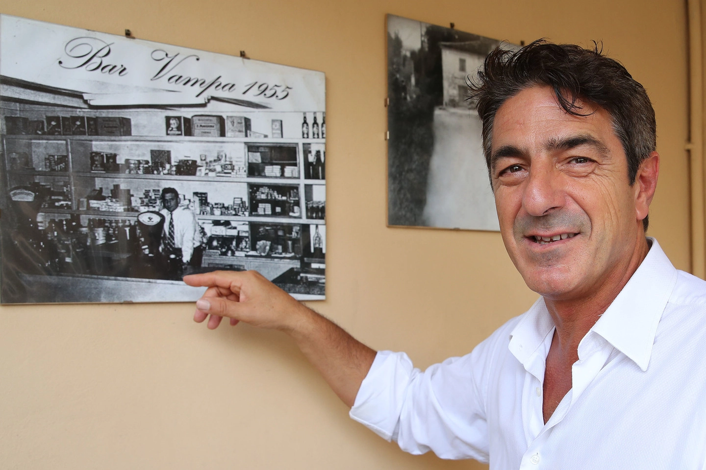 Marco Vampa e una foto del bar com'era una volta (Fotoprint)