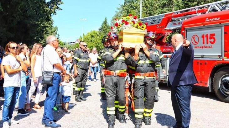 Muore a 46 anni, picchetto d’onore dei vigili del fuoco al funerale