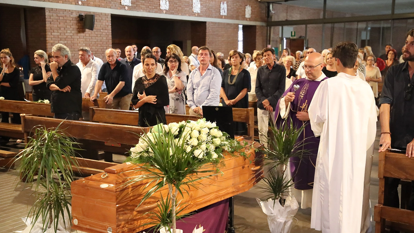 I funerali di Raffaele Pisu, tra gli amici anche Gianni Morandi
