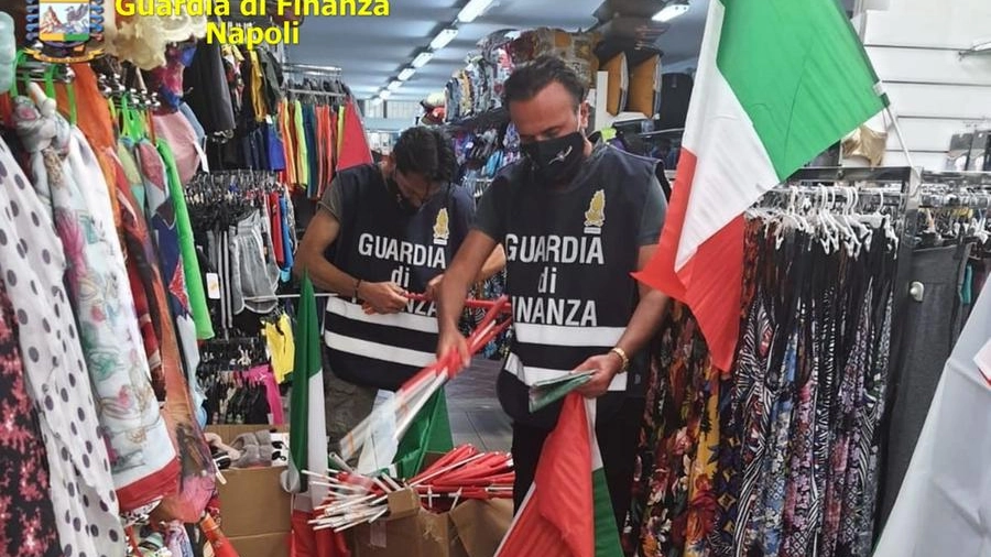 La merce sequestrata in uno dei negozi (Credit: Guardia di Finanza Napoli)