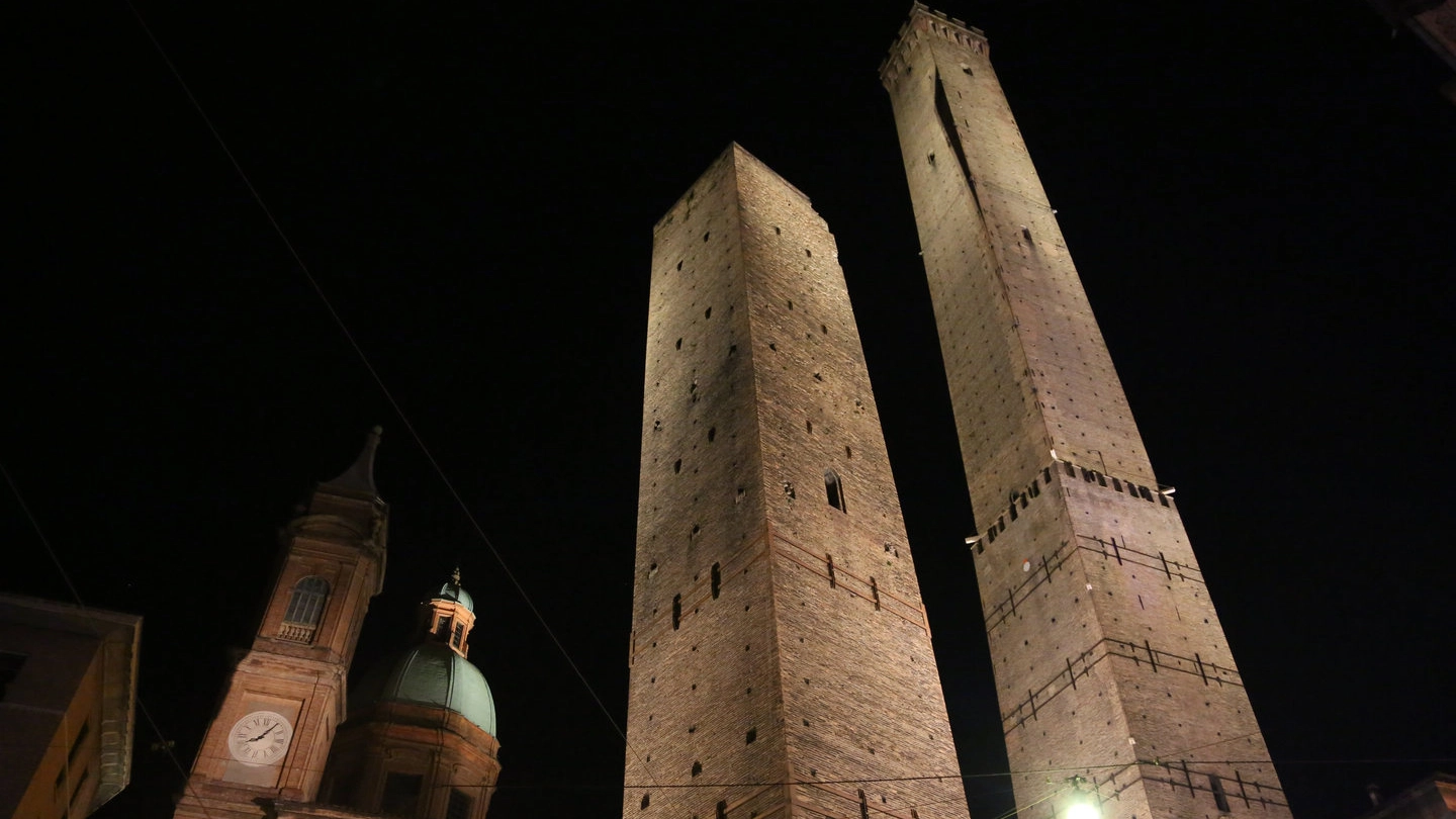 Bologna, le Due Torri illuminate