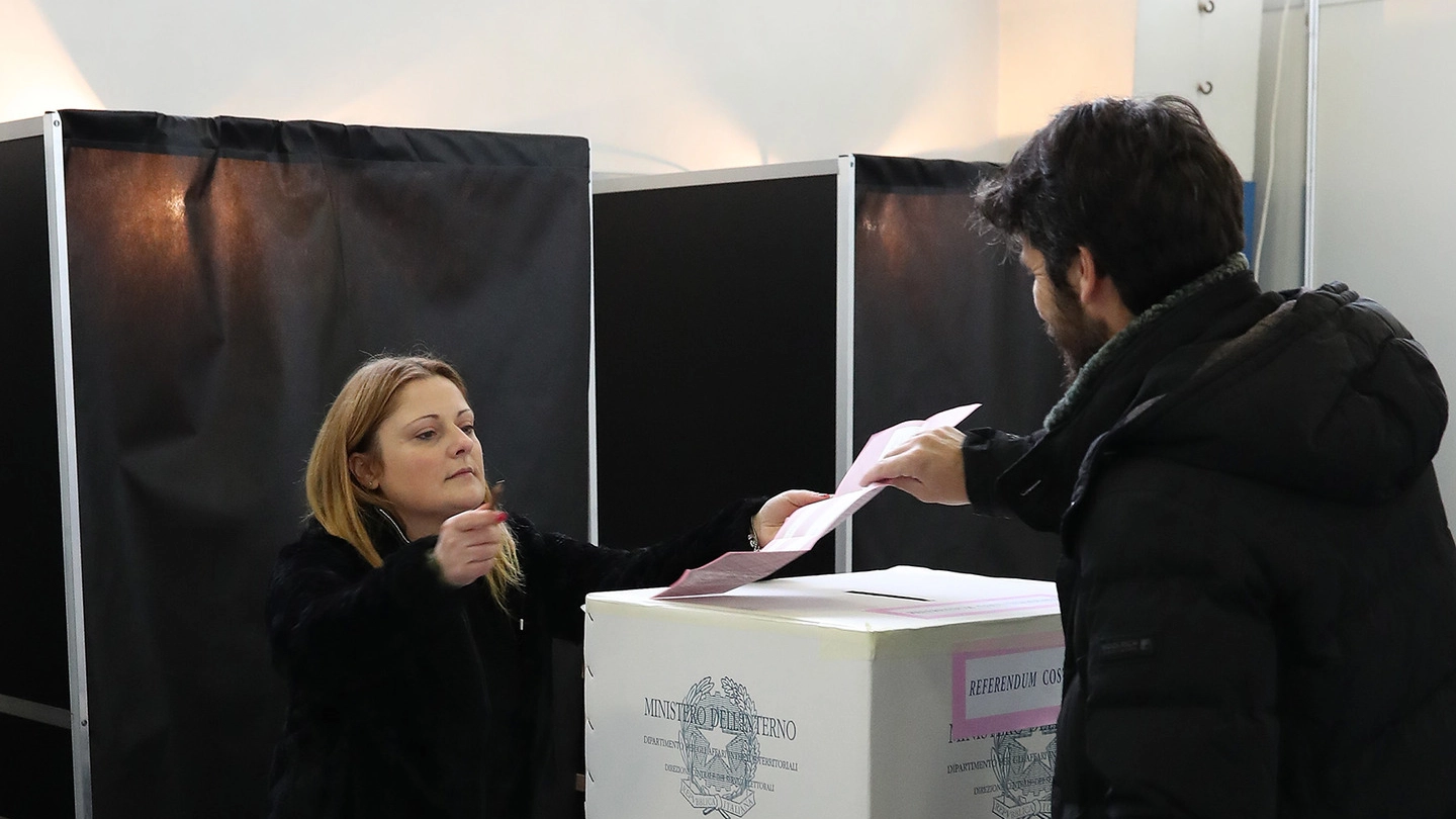 Referendum costituzionale, un seggio di Pesaro (Fotoprint)