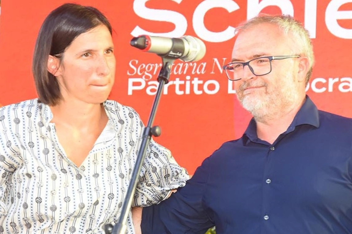 La segretaria del Partito Democratico, Elly Schlein, sul palco assieme al segretario provinciale Massimo Gazza