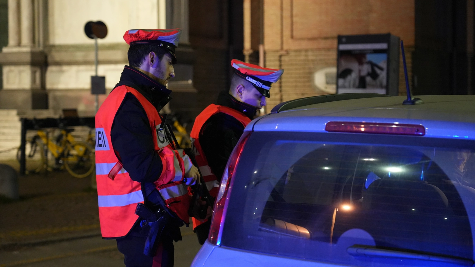 I carabinieri hanno fermato il giovane trovando un panetto di 'fumo'