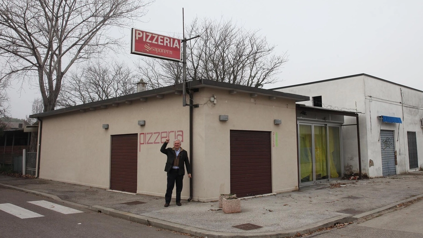 La pizzeria Saporetti, una delle tante che ha abbassato la serranda nella località
