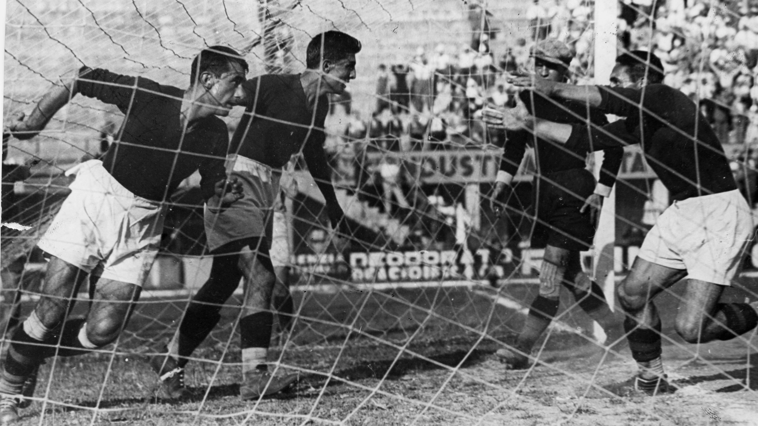 Angiolino Schiavio (primo a sinistra) festeggia il gol