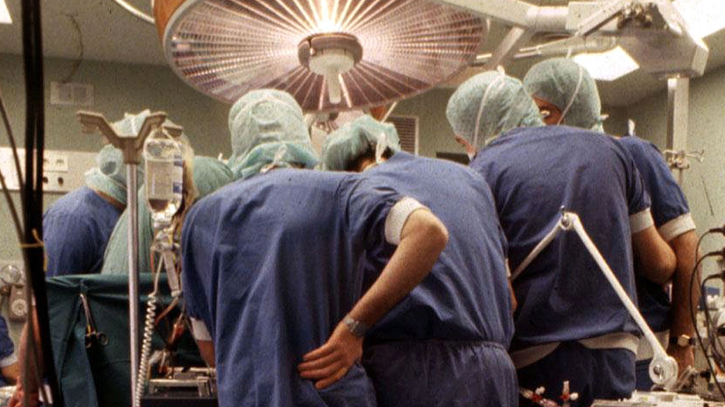 Bologna, donna morta dopo l’operazione: indagato il medico (nella foto di repertorio Ansa una sala operatoria)