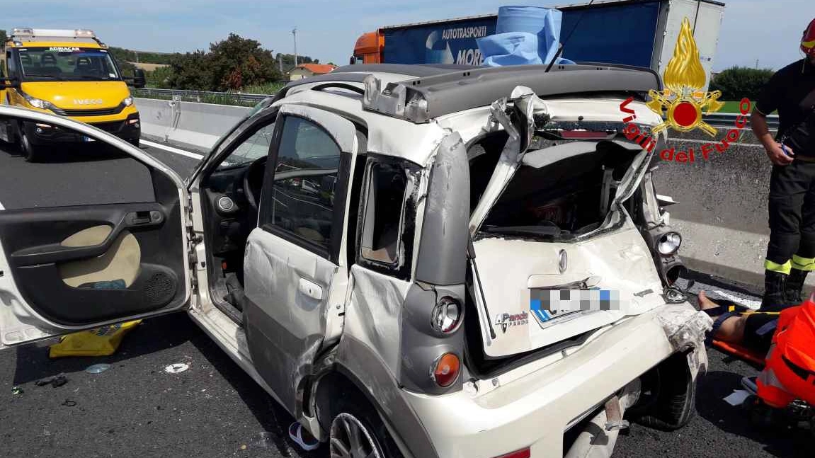 L'auto coinvolta nell'incidente in A14 a Porto Recanati 