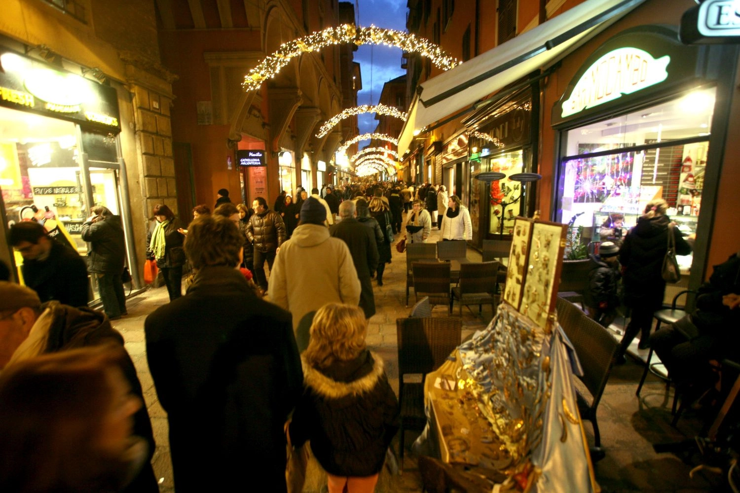 Shopping natalizio in centro a Bologna, qui via D'Azeglio (foto generica)