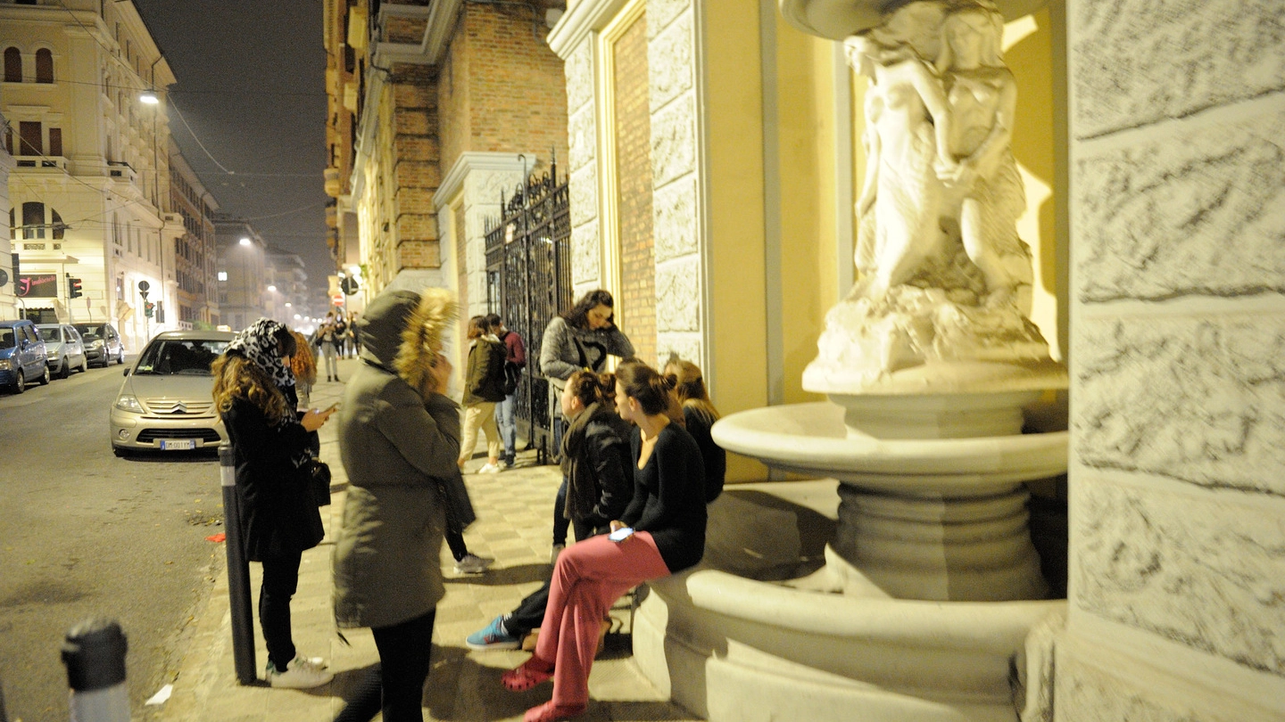 Ancona, gente in strada per la paura dopo la scossa di terremoto dalle 21.18 (Foto Emma)