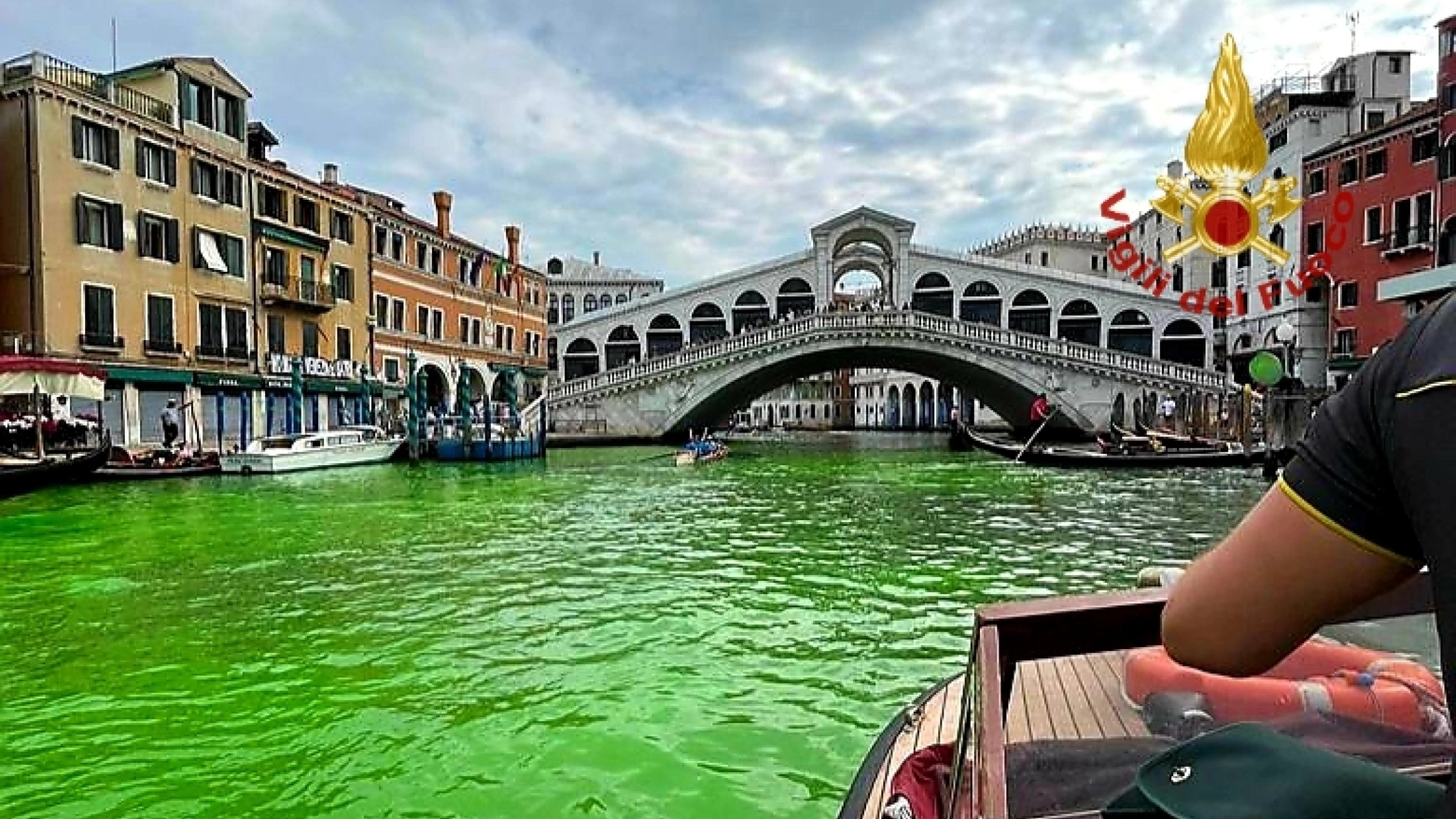 Venezia, chiazza verde fosforescente in Canal Grande: è un tracciante