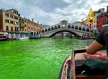 Venezia, chiazza verde fosforescente in Canal Grande: è un tracciante