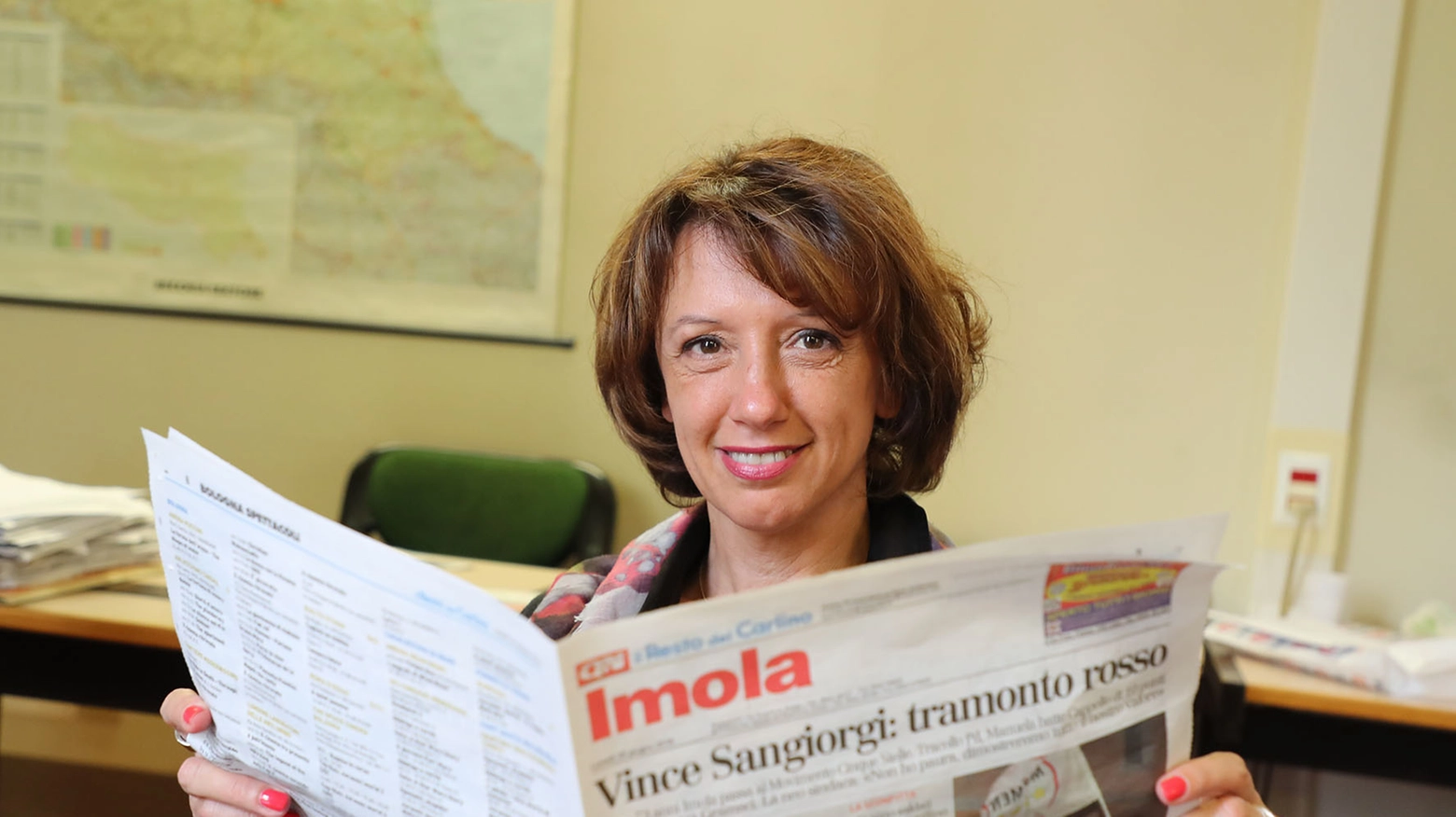 Manuela Sangiorgi, intenta a sfogliare il Carlino (Isolapress)