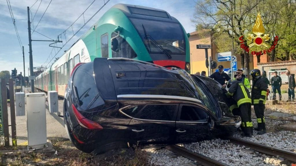 Treno travolge un’auto bloccata sui binari  Nessun ferito ma ferrovia in tilt per ore