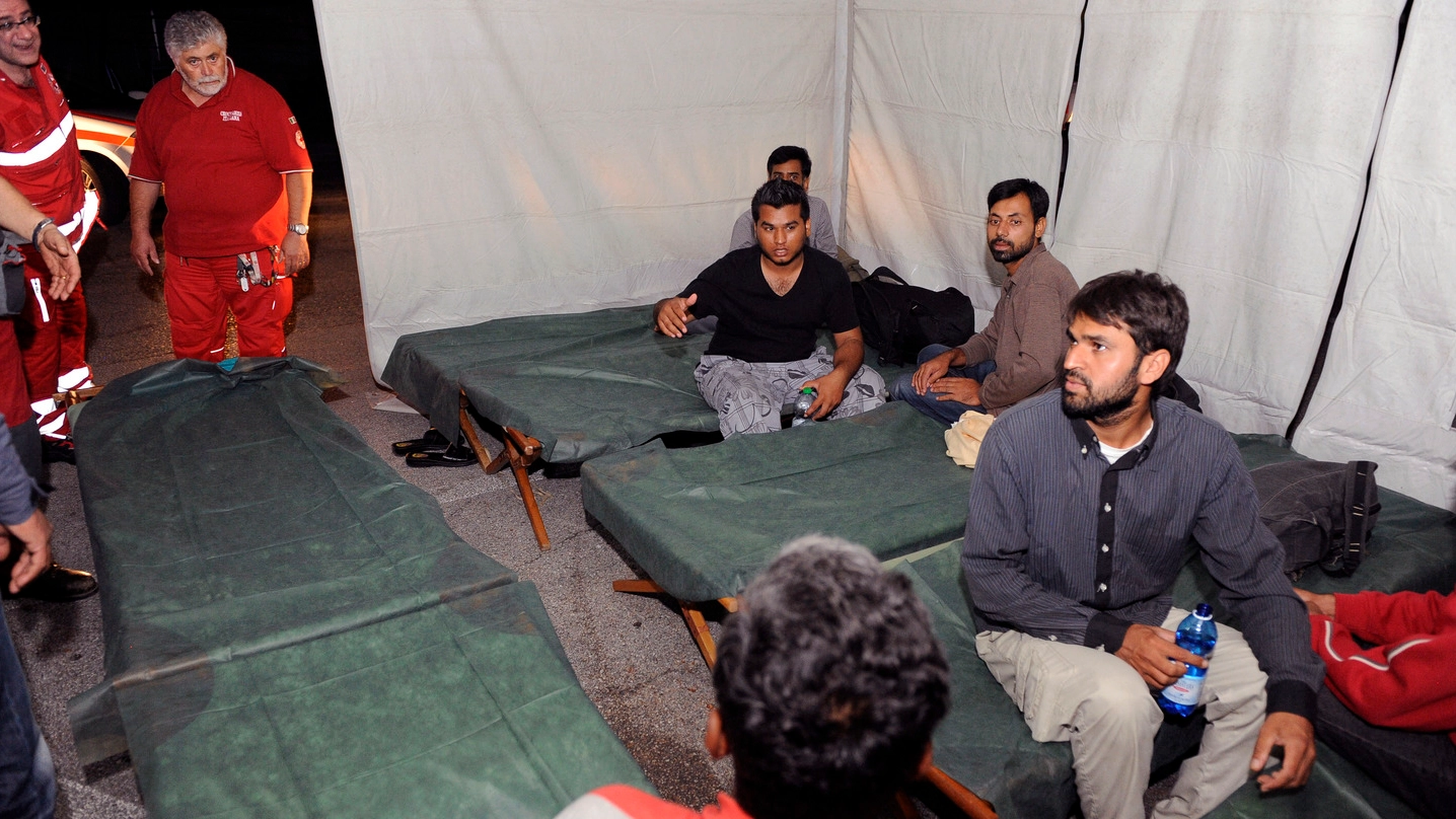 I volontari della Croce Rossa con i pakistani (foto Calavita)