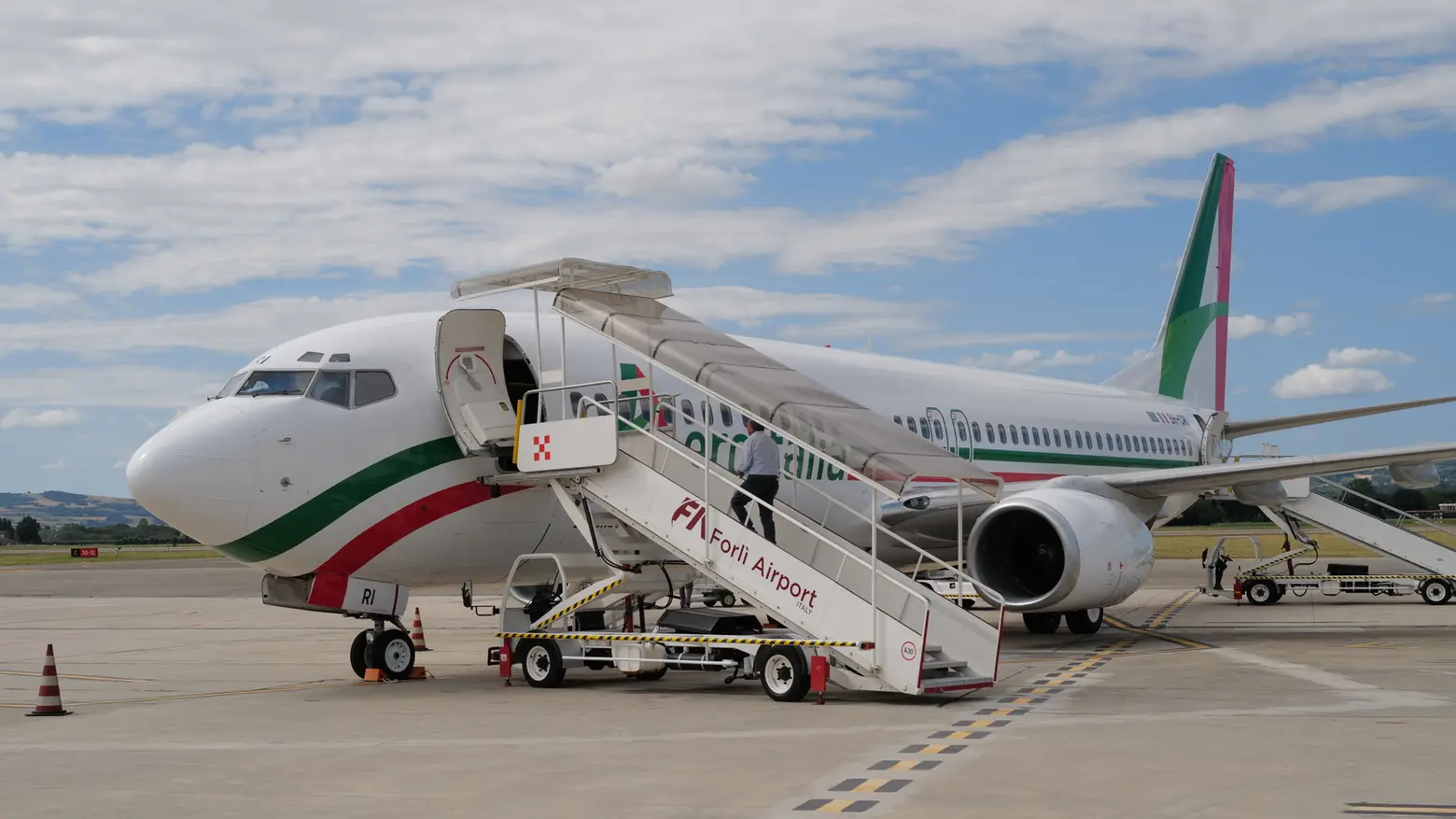 Un aereo in partenza dallo scalo di Forlì