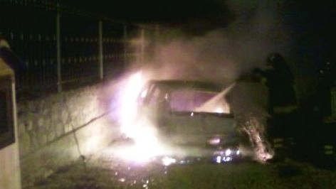 Auto incendiata, i vigili del fuoco spengono le fiamme