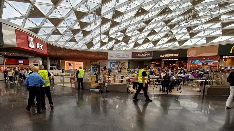 L'interno del centro commerciale Gran Reno di Casalecchio (archivio)