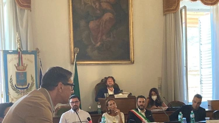 Fabiano Alessandrini e sindaco Alessio Pignotti in consiglio comunale