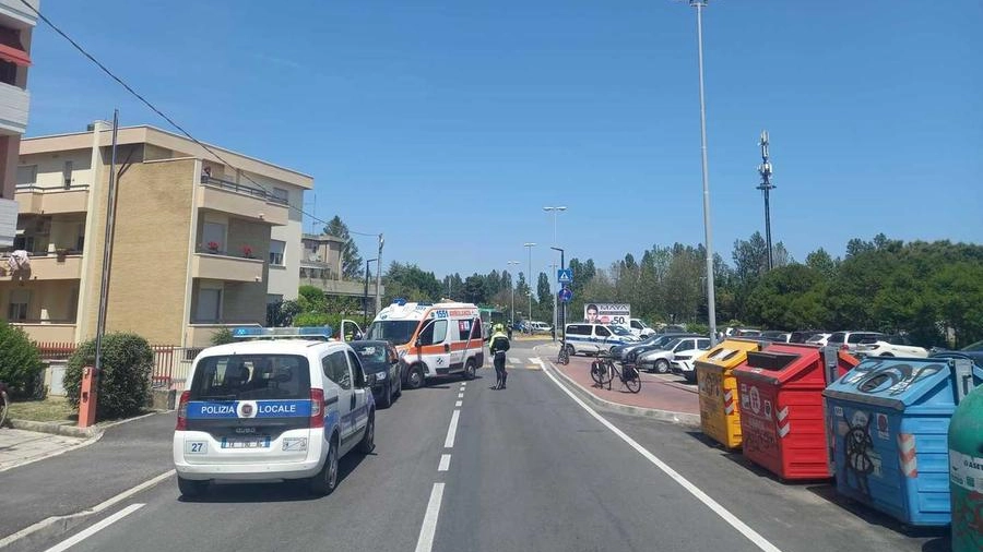 Polizia locale e ambulanze ieri in via Soncino dov’è avvenuto l’investimento