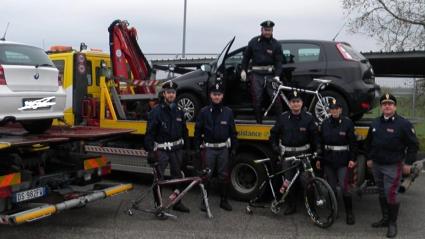 La Polizia Stradale recupera bici e auto rubate