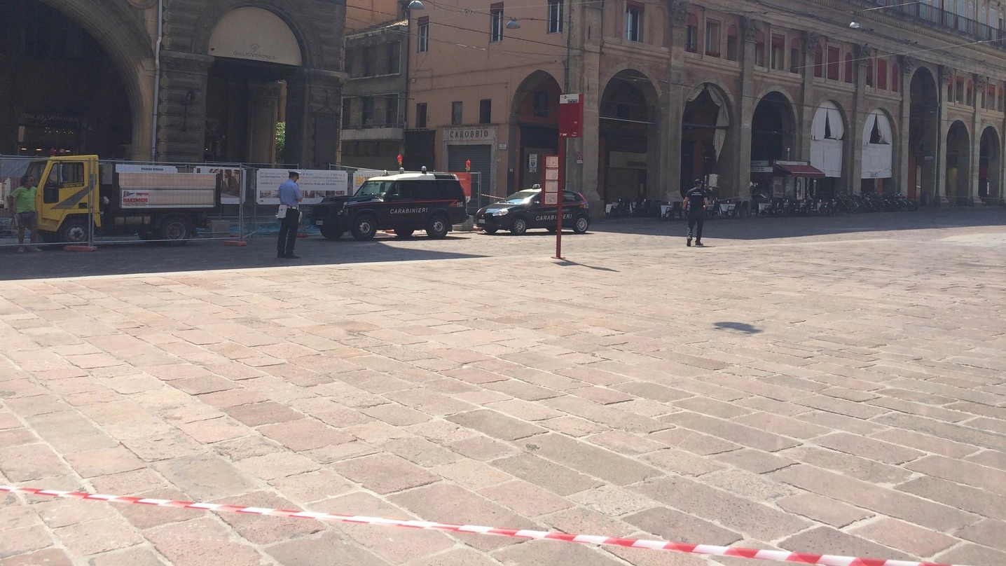Bologna. carabinieri e artificieri in azione in piazza Maggiore per un allarme bomba