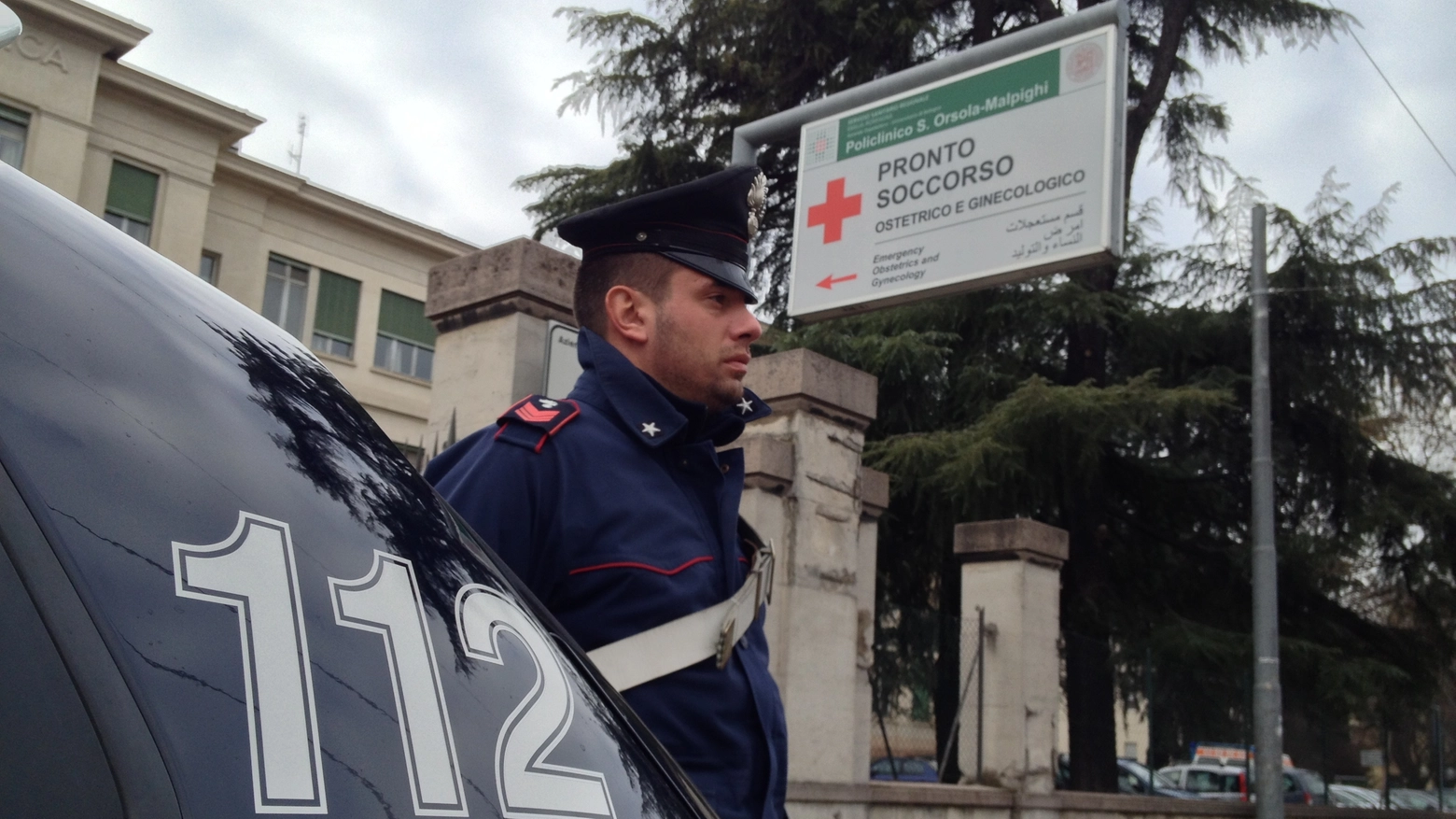 Bologna, picchia la moglie e viene arrestato. Carabinieri fuori dal Sant'Orsola (archivio)