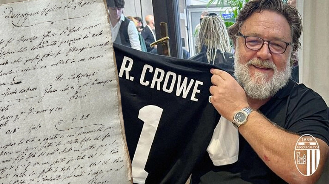Russell Crowe con la maglia dell’Ascoli calcio; a sinistra, un documento che riguarda Luigi Ghezzi