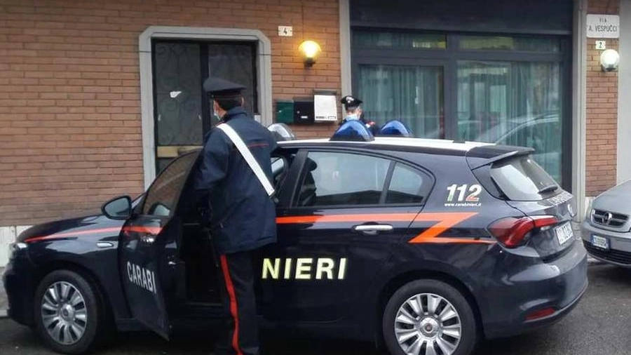 I carabinieri davanti alla casa di via Vespucci nel 2020