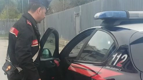I carabinieri hanno allontanato il marito e protetto la donna e i bimbi