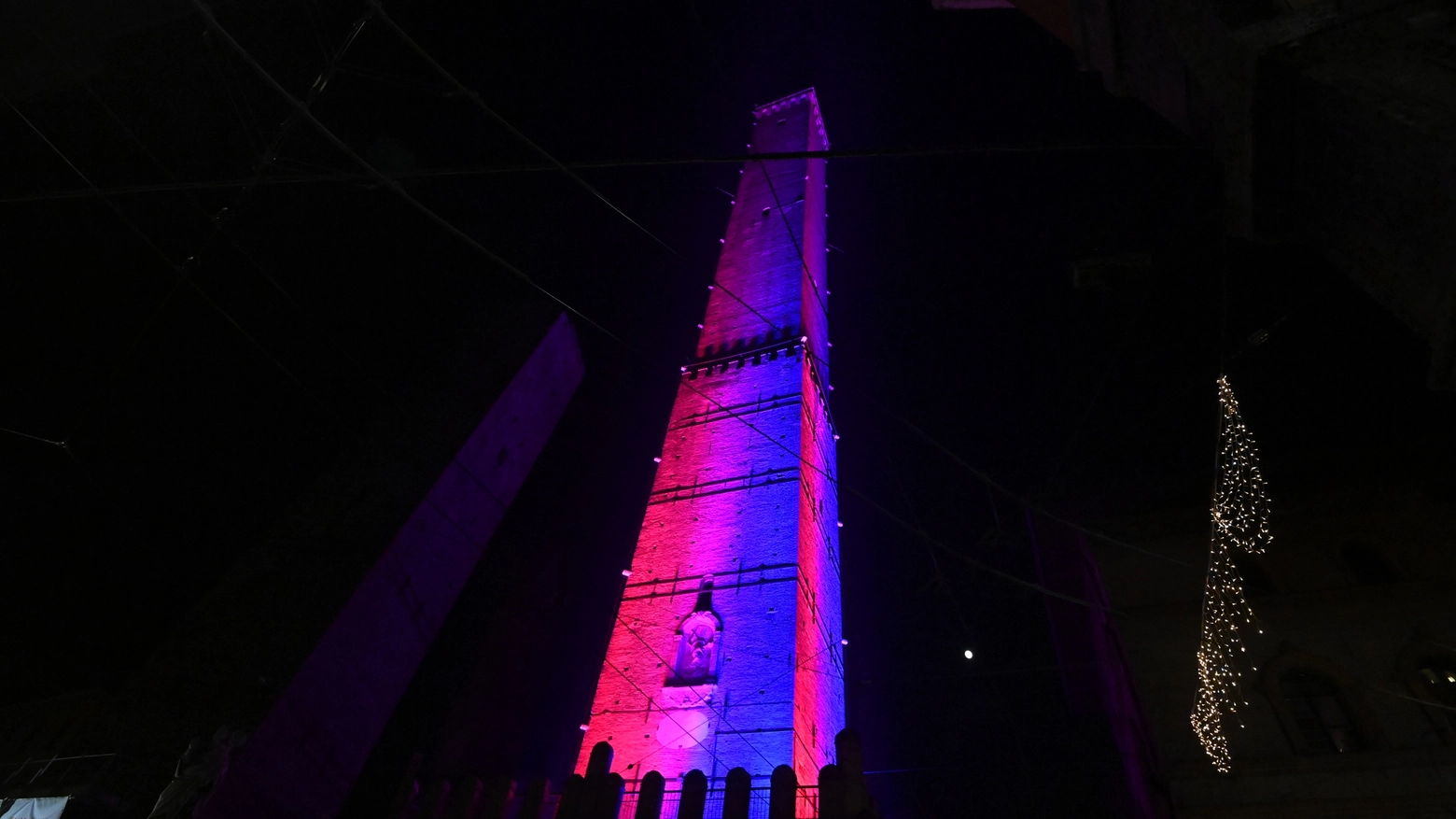 L'illuminazione della Torre degli Asinelli (Foto Schicchi)