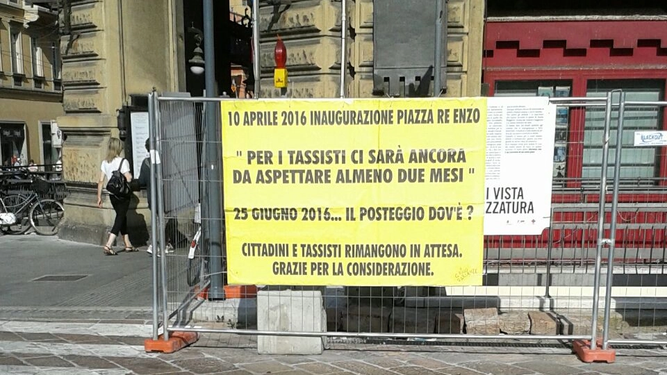 Piazza Re Enzo, cartello di protesta per l'assenza dei taxi