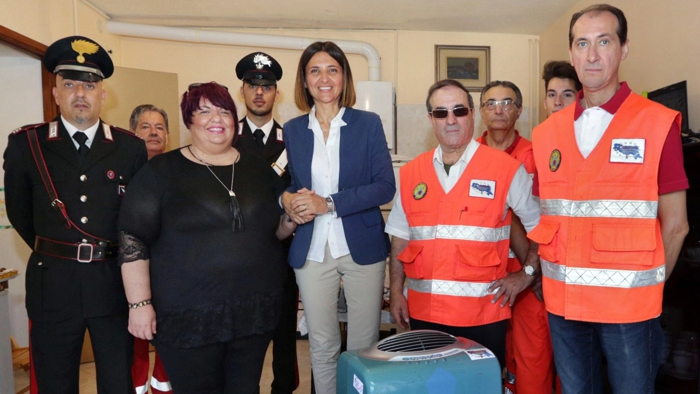 La consegna del climatizzatore alla famiglia Petrosino, con il dg dell’Usl Chiara Gibertoni e il presidente di Andromeda Enrico Paolo Raia.