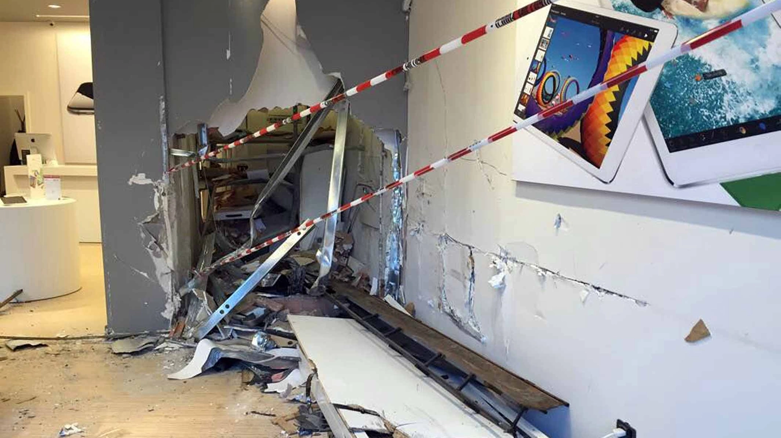 Distrugge con l'auto il negozio della Apple (foto Businesspress)