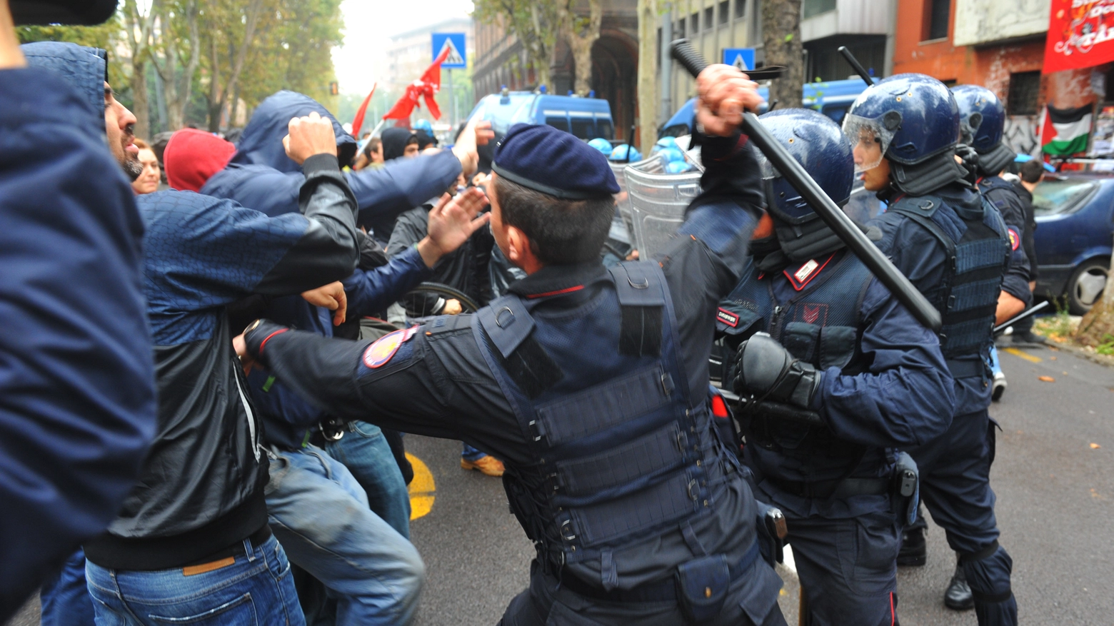Scontri in via Irnerio durante lo sgombero del Taksim