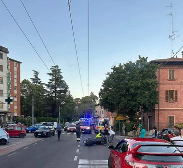 Incidente a Rastignano (Bologna) tra scooter e auto: due ragazze ferite e traffico in tilt
