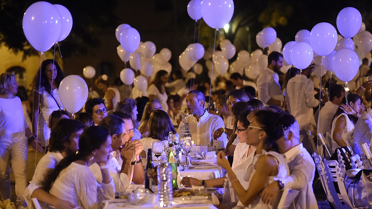 Un momento della scorsa edizione della cena in bianco in piazza Carducci (Schicchi)