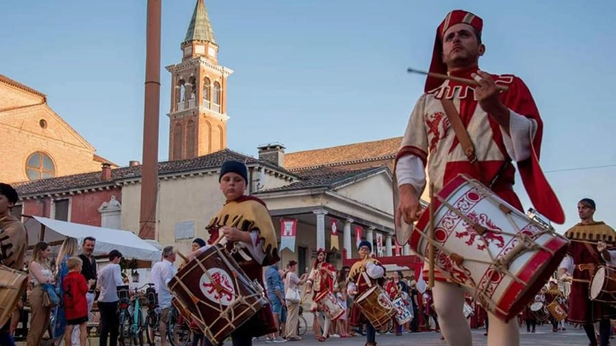 Domani, clima medievale nella piazza di Chioggia: il corteo in costume aprirà l'evento, poi la gara di balestre storiche delle contrade