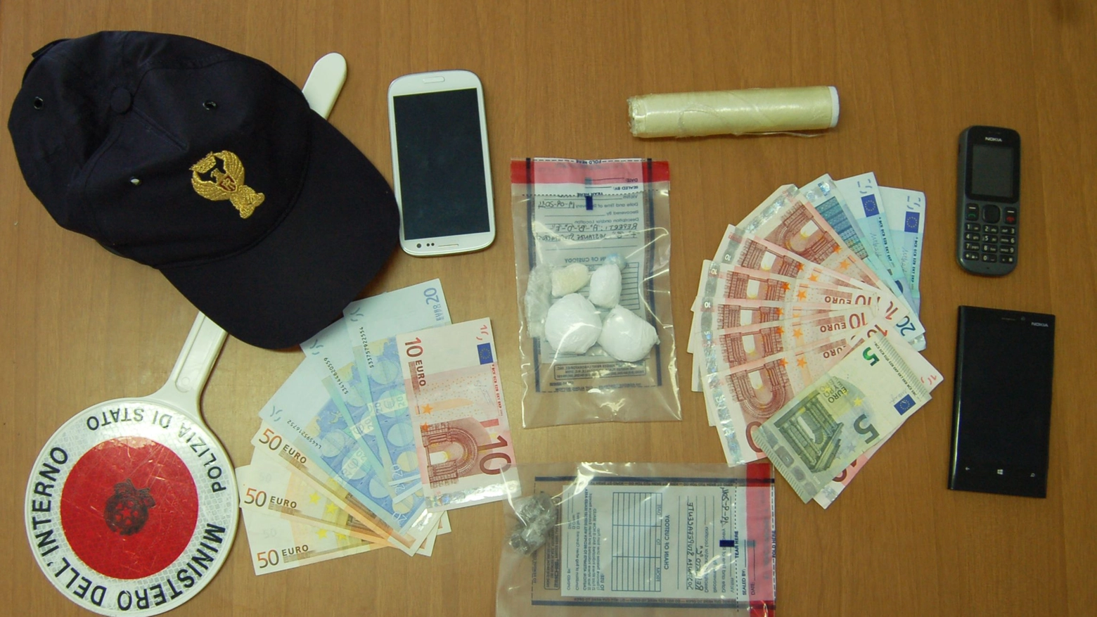 La droga e il materiale sequestrato dalla polizia 