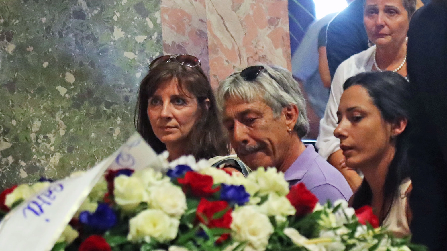 Le lacrime di Marco Lucchinelli durante il funerale del figlio (IsolaPress)