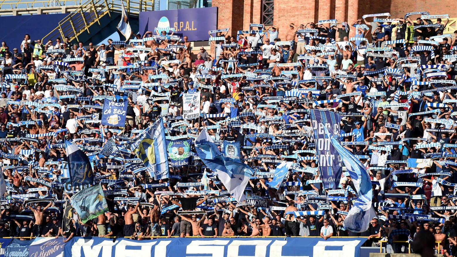I tifosi della Spal a Bologna, per il derby contro il Parma (Businesspress)