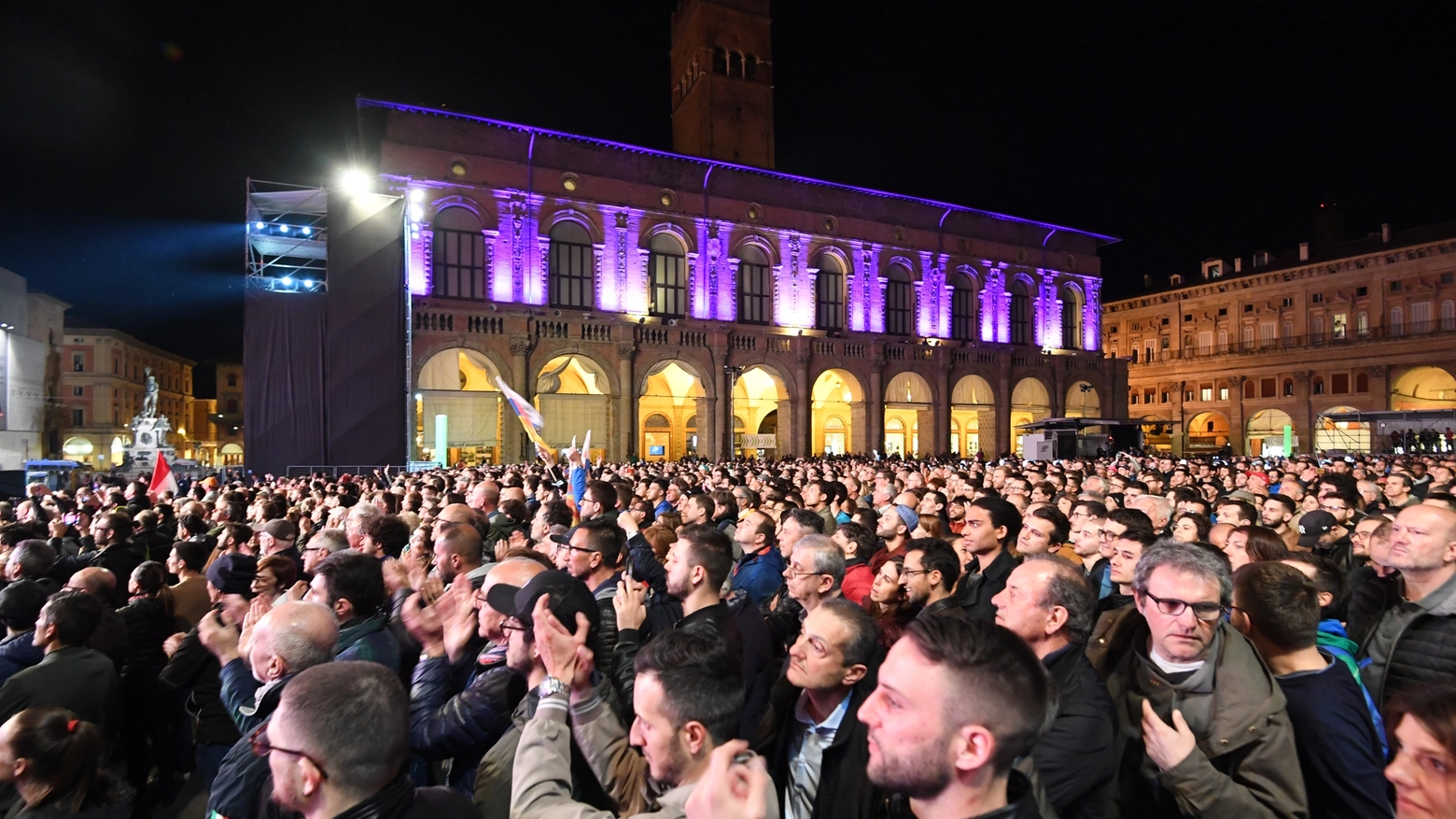 Il popolo 'rosa' in piazza Maggiore per il Giro d'Italia (foto Schicchi)