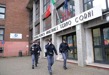Aggressione al Corni di Modena, la polizia torna per intrusi in classe e spinte all’insegnante: ferito uno studente