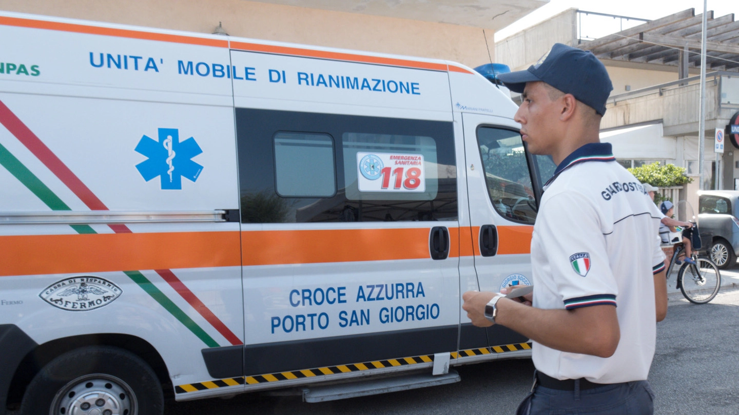 Rischia di annegare a Porto San Giorgio, arriva l'ambulanza (Foto Zeppilli)