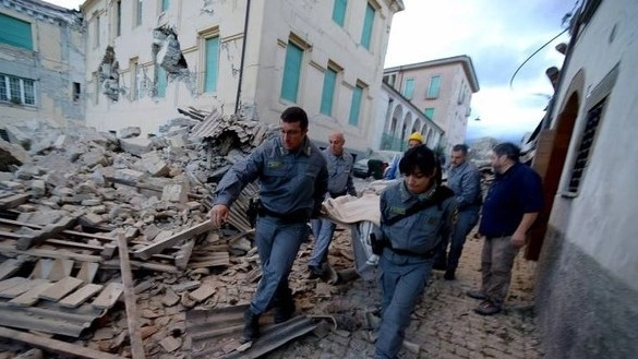 I soccorsi ad Amatrice, in provincia di Rieti, un paese distrutto dalle scosse