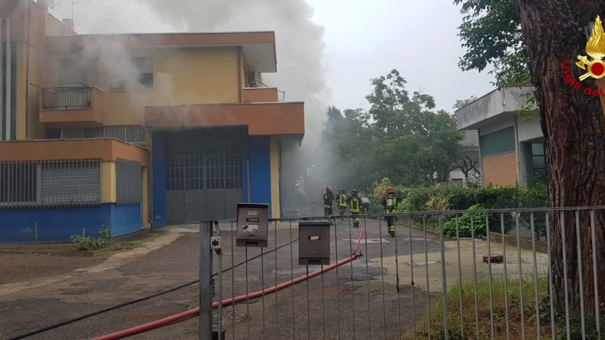 Incendio in un capannone a Rimini (foto vigili del fuoco)