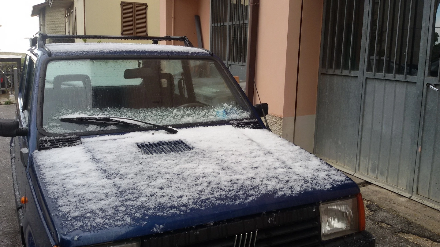 Un’auto con una spruzzata di neve
